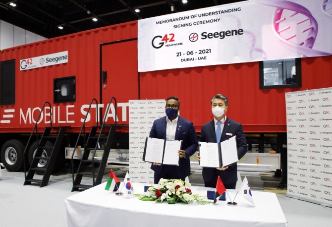 박지훈 씨젠 중동 법인장(오른쪽)과 아시시 코쉬 G42 CEO가 씨젠의 모바일스테이션 중동 및 북아프리카 시장 진출을 위한 업무 협약을 체결했다. 사진=씨젠
