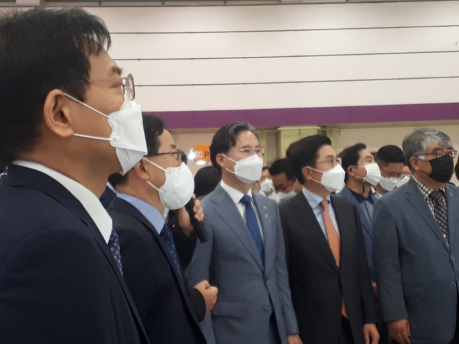 이제훈 홈플러스 대표(오른쪽 두 번째), 박진규 산업통상자원부 차관(오른쪽 세 번째) 등 인사들이 체험 전시 부스를 둘러보고 있다. 사진=손민지 기자