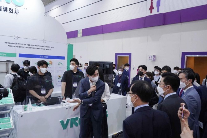 주요 정부관계자들이 메쉬코리아 부스에서 설명을 듣고 있다. 사진=메쉬코리아