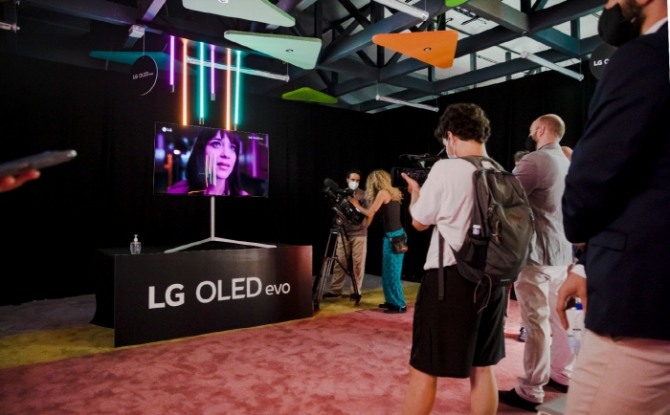 전시장을 찾은 관람객들이 LG 올레드 TV와 함께 전시한 디지털아트를 감상하고 있다. 사진=LG전자