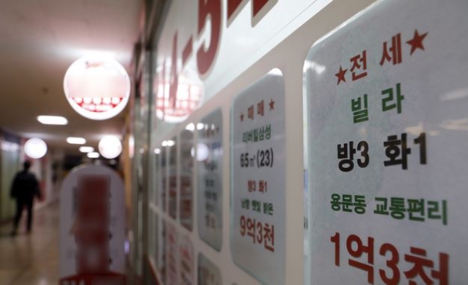 서울의 한 공인중개업소에 매물 전단이 게시돼 있다. 사진=뉴시스