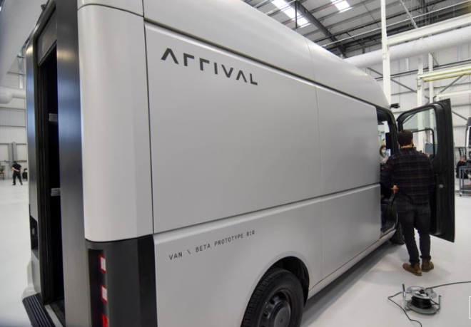 영국 밴베리에서 전기밴 제조사인 어라이벌이 만든 2022년 생산에 들어갈 테스트 밴 옆에 서 있다.       사진=로이터