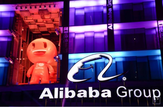 알리바바 그룹의 로고가 2019년 11월 10일 중국 저장성 항저우 본사에서 열린 알리바바 그룹의 11.11 싱글데이 글로벌 쇼핑 축제에서 보인다.    사진=로이터