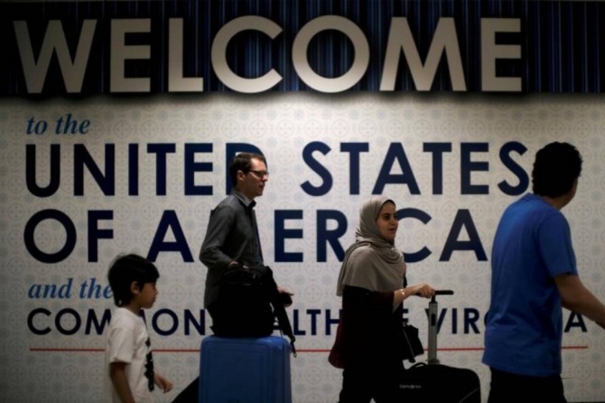 외국인들이 미국 버지니아주의 한 공항을 통해 입국하고 있는 모습. 사진=로이터