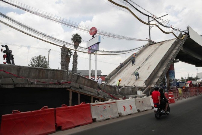 멕시코시티에서는 지난 5월 3일 고가철도 붕괴로 지하철 12호선 객차 2량이 아래 도로로 추락해 26명이 숨지고, 수십 명이 다쳤다. 사진=로이터 
