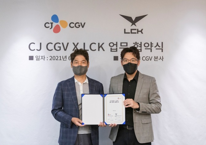 허민회 CGV 대표와 오상헌 LCK 대표가 지난 24일 업무 협약을 맺은 후 기념 사진을 촬영하고 있다. 사진=CJ CGV