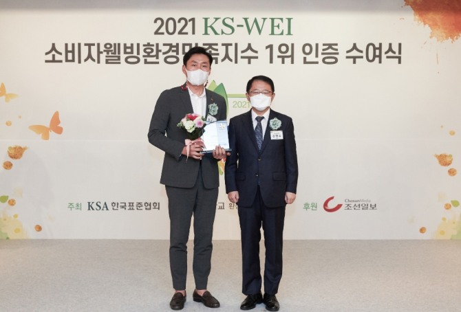 2021 소비자웰빙환경만족지수 1위 인증 수여식에서 장상욱 SK매직 마케팅전략실장(왼쪽)과 강명수 한국표준협회 회장이 기념 촬영을 하고 있다. 사진=SK매직