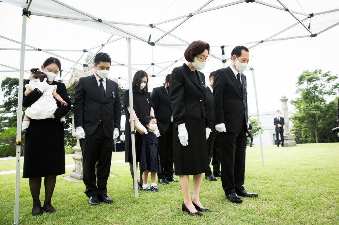 김호연 빙그레 회장과 가족들이 백범 김구 선생 참배 행사에 참석했다. 사진=빙그레