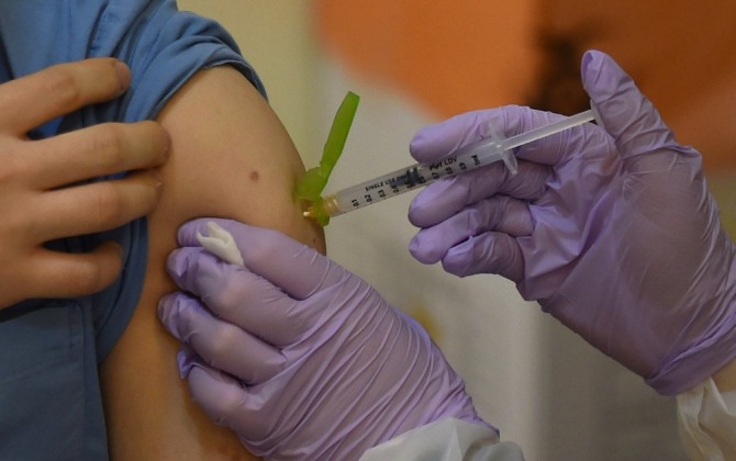 대구 남구 영남대학교병원에서 30세 미만 의료진이 코로나19 백신 접종을 받는 모습. 사진=뉴시스