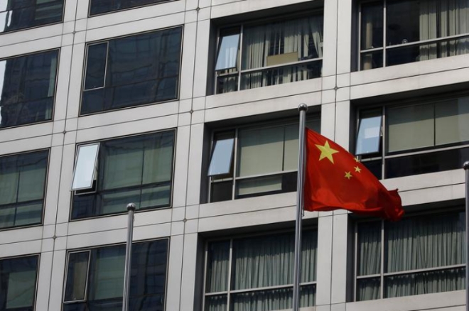 중국 베이징 금융가 지역의 중국증권규제위원회(CSRC) 건물 근처에서 중국 국기가 펄럭이고 있다. 사진=로이터