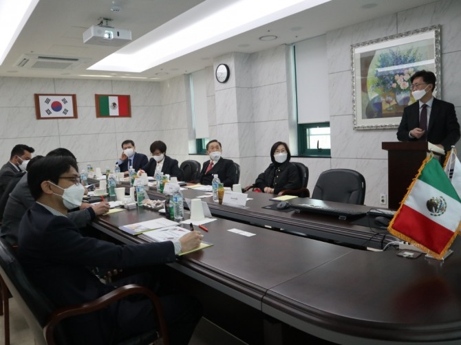 한국유나이티드제약과 멕시코 보건복지청 관계자들이 유나이티드 역삼빌딩에서 항암제 공급 논의를 진행하고 있다. 사진=한국유나이티드제약