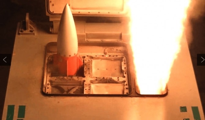 마라도함에서 장착되는 해궁 미사일이 화염을 뿜으며 발사되고 있다. 발사관 1기당 4개의 미사일이 탑재되는 쿼드팩형태다. 사진=LIG넥스원
