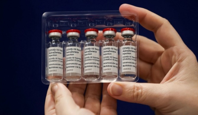 아스트라제네카 백신을 세 번 맞으면 강력한 면역 반응이 나온다는 연구 결과가 나와 주목된다. 사진=로이터