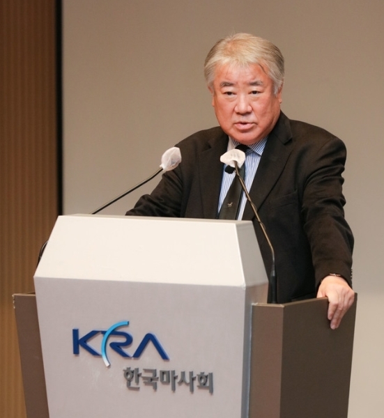 한국마사회 김우남 회장이 3월 4일 취임식에서 취임사를 하는 모습. 사진=한국마사회 