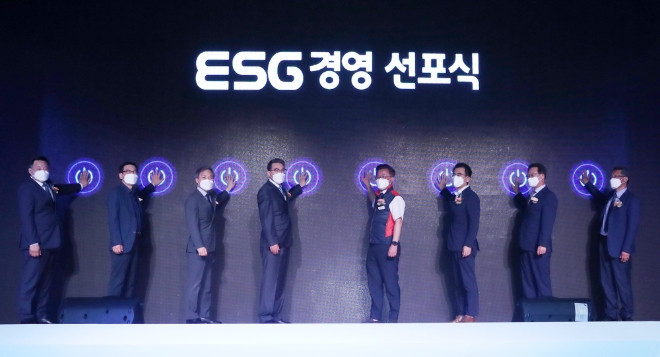 LX한국국토정보공사 김정렬 사장(왼쪽에서 4번째)이 30일 전북 전주 LX공사 본사에서 ESG 경영 선포식을 갖고 있다. 사진=LX공사 