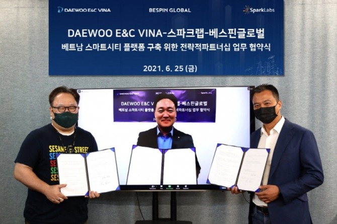 베트남 스마트시티 플랫폼 구축을 위해 대우건설 베트남 현지법인과 스파크랩, 베스핀글로벌 3개사가 손을 맞잡았다. 왼쪽부터 김유진 스파크랩 대표, 황주명 대우건설 베트남 법인장, 박경훈 베스핀글로벌 SEA 대표. 
