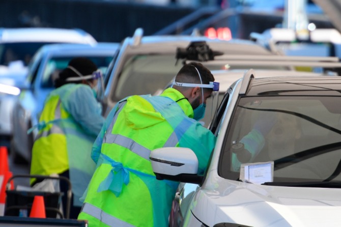 호주 시드니 본다이비치에 마련된 코로나19 임시 검사소에서 자동차에 탄 사람들이 코로나19 검사를 받고 있다. 사진=뉴시스