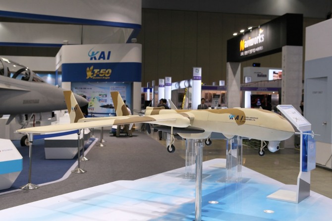 한국항공우주산업(KAI)이 대한민국 방위산업전에 전시한 차기 군단급 정찰용 무인기 모형.사진=KAI