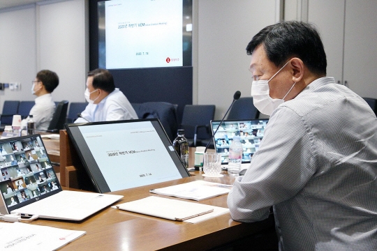 롯데그룹은 1일 오후 1시 30분부터 오후 6시까지 올 하반기 롯데 VCM(옛 사장단 회의)을 연다. 지난해 7월 14일 신동빈 롯데그룹 회장이 서울 잠실 롯데월드타워에서 2020년 하반기 VCM을 주재하는 모습. 사진=롯데지주 