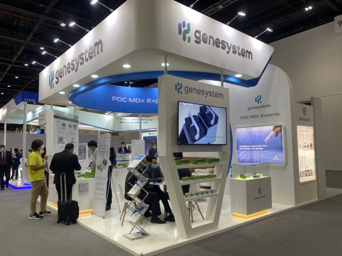진시스템은 지난달 28일 ‘2021 두바이 국제의료기기 전시회(MEDLAB Middle East 2021)’에 참가해 독보적인 기술로 개발한 분자진단장비와 진단키트를 선보였다고 밝혔다. 사진=진시스템