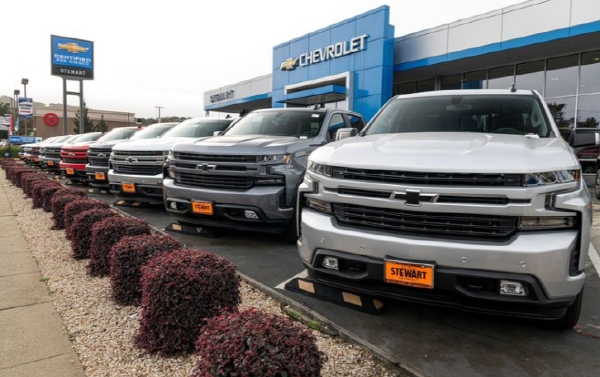 미국 캘리포니아주 콜마의 판매대리점에 전시된 GM 픽업트럭 시보레 실버라도 차량. 사진=로이터