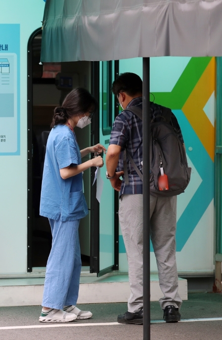 3일 서울 중구 국립중앙의료원 해외출국선별진료소에서 의료진이 업무를 보고 있다. 사진=뉴시스 