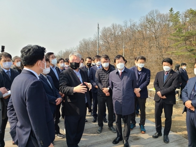 한국마사회 김우남 회장(앞줄 왼쪽 검은색 마스크)이 3월 14일 경북 영천경마장 사업부지를 시찰하는 모습. 사진=한국마사회 