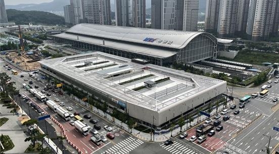 6일부터 운영을 시작하는 한국철도 KTX광명역의 B주차빌딩(앞 건물)의 모습. 사진=한국철도