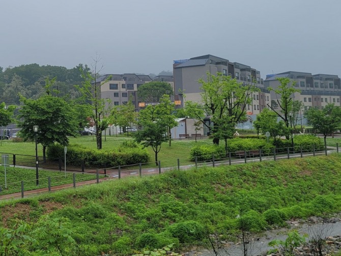 고양시 한 택지지구에 조성중인 블록형 단독주택이 전원주택처럼 보인다. 사진=최환금 전문기자