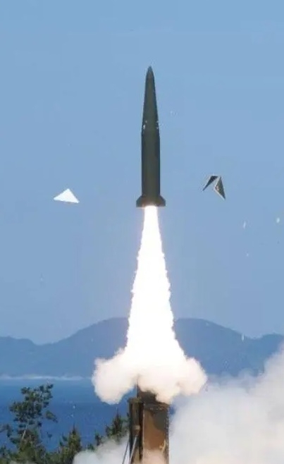 한국국군이 SLBM 개발 원형으로 삼은 현무-2B 탄도미사일이 발사되고 있다.사진=국방부