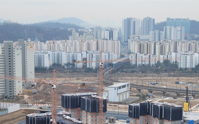 서울시 은평뉴타운과 인접한 고양 지축지구에 아파트 및 상가가 속속 들어서고 있다. 사진=최환금 전문기자