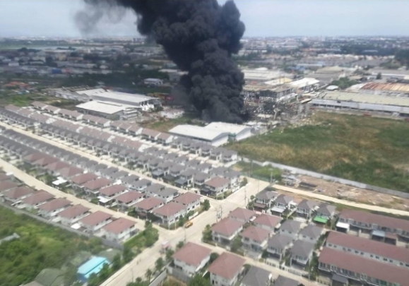 태국 수도 교외에 위치한 대만의 밍디 화학 공장에서 폭발사고가 발생해 검은 연기가 하늘로 치솟고 있다.
