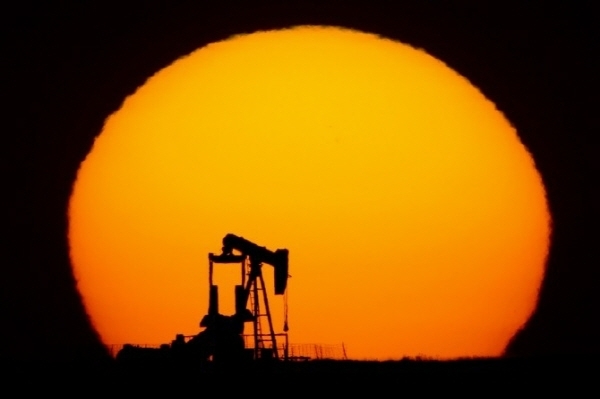 국제유가가 6일(현지시간) 급락세를 나타냈다. 사진은 미국 캔자스주 오클리 남쪽 들판의 석유 펌프 잭. 사진=뉴시스