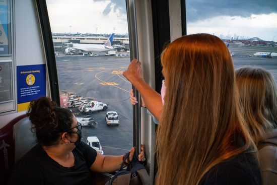 여행자들이 미국 뉴저지 뉴 어크에있는 뉴 어크 리버티 국제 공항에서 비행기를 타고 있는 모습. 사진=로이터