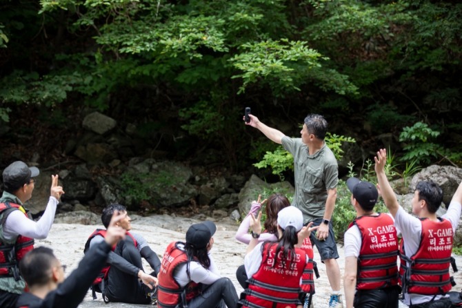 동국제강은 장세욱 부회장(맨 앞 셀카 촬영자)이 지난 2019년 7월, 자매결연을 맺은 육군 2사단원들과 함께 등산을 하던 중 '아침계곡'에서 셀카를 찍고 있다. 동국제강 임직원들은 자매부대를 매년 정기적으로 방문하고 격려금 전달과 동반등산을 지속하고 있다. 사진=동국제강 제공