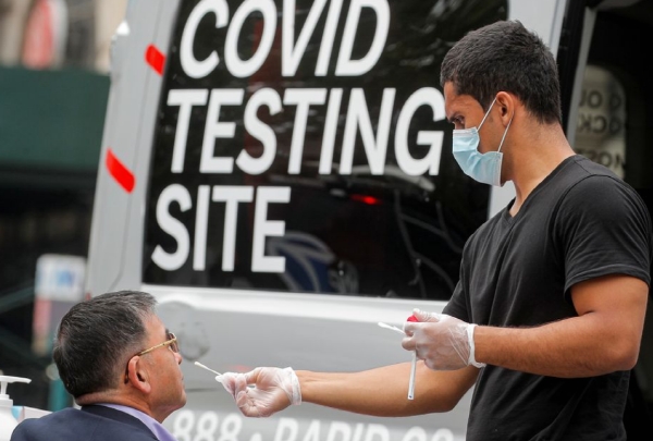 미국의 한 중년남성이 지난 2일(현지시간) 뉴욕 브리클린에서 이동식 코로나19 감염여부를 확인하는 테스트를 받고 있는 모습. 사진=로이터
