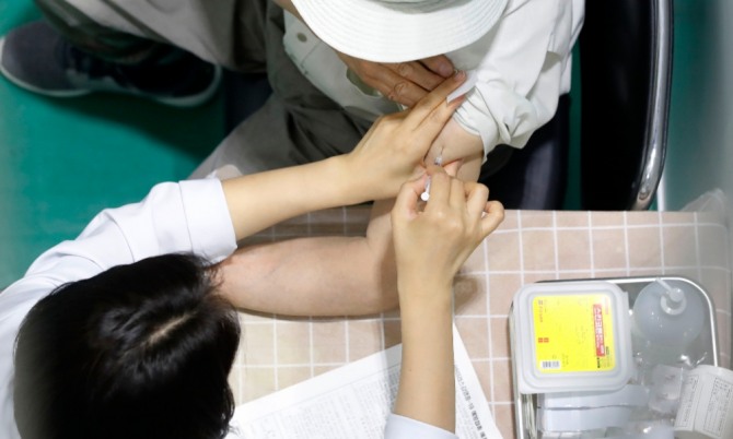 한 시민이 코로나19 백신 접종을 하는 모습. 사진=뉴시스
