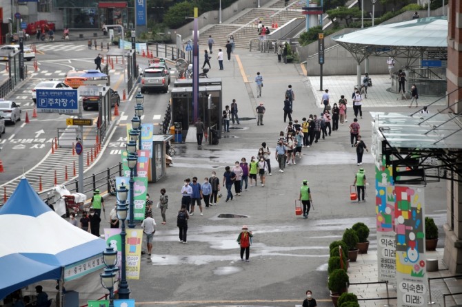8일 오전 서울역광장 선별검사소에서 시민들이 검사를 받기 위해 줄을 서 있다. 사진=뉴시스
