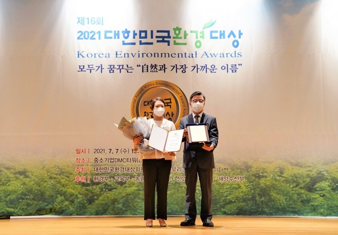 최현수 깨끗한나라 대표(왼쪽)가 지난 7일 제16회 대한민국환경대상 시상식에서 산업-오염물질저감 부문 대상을 받고 기념 촬영을 하고 있다. 사진=깨끗한나라