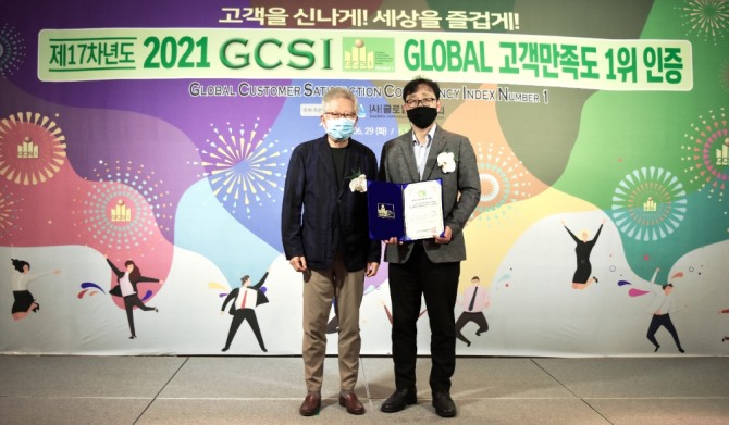 쌍방울이 '2021 글로벌 고객만족역량 조사'에서 남녀 내의 부문 1위로 선정된 후 문정율 이사(오른쪽)가 관계자와 기념촬영을 하고 있다. 사진=쌍방울