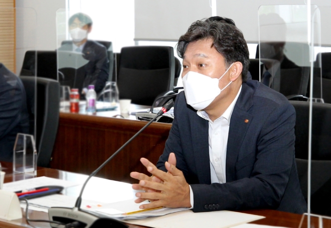 사단법인 울산에너지포럼 대표로 선출된 김영문 한국동서발전 사장이 6월 30일 개최된 제3차 울산에너지포럼 이사기관 한국석유공사 순회 정책간담회에서 발언하고 있다. 사진=한국동서발전 