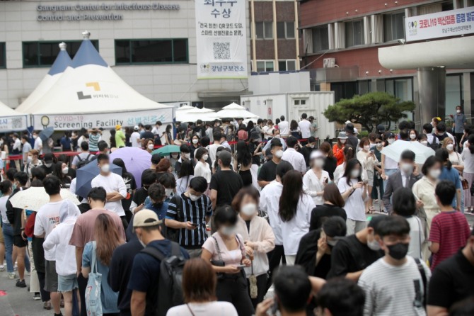 8일 오전 서울 강남구보건소 선별진료소에서 시민들이 검사를 받기 위해 줄을 서 있다. 사진=뉴시스