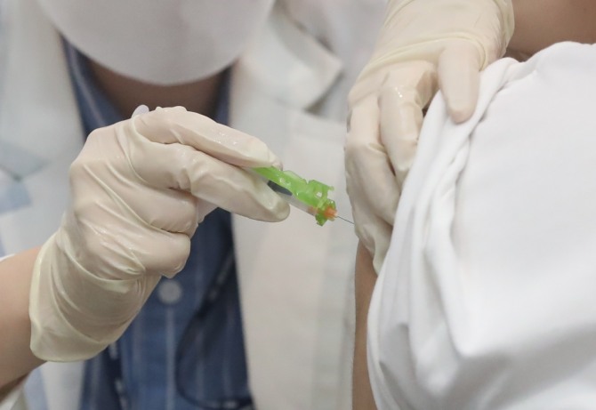 서울의 한 코로나19 예방접종센터에서 접종 대상자가 백신을 접종하고 있다. 사진=뉴시스