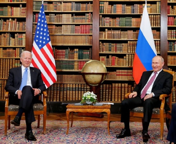 조 바이든 미국대통령(사진 왼쪽)과 블라디미르 푸틴 러시아대통령이 지난 6월 스위스에서 정상회담을 갖고 사이버분야의 전문가회의를 갖기로 합의했다. 사진=로이터