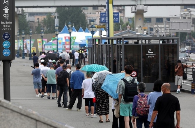 10일 오전 서울 중구 서울역광장에 마련된 중구 임시선별진료소에 코로나19 검사를 받으려는 시민들이 길게 줄지어 서 있다. 사진=뉴시스