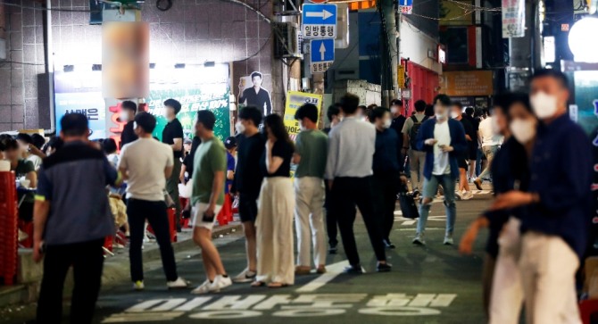 거리두기 4단계 격상이 이행되기전 이달 9일 서울 중구 을지로 노가리 골목에 시민들이 붐비고 있다. 사진=뉴시스