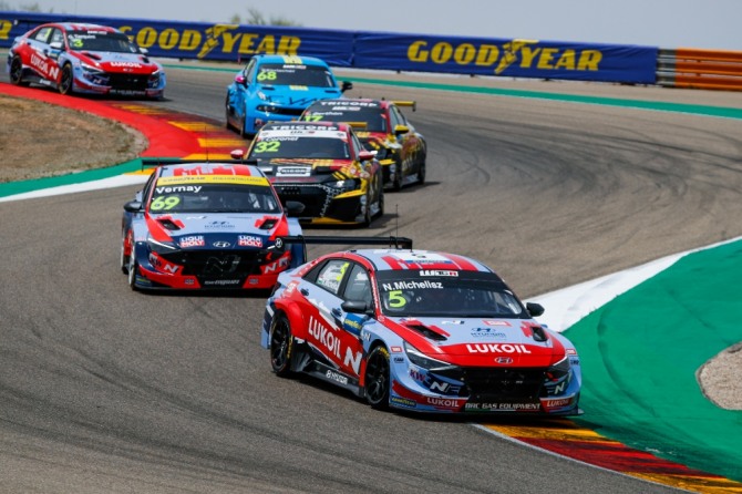  7월 10~11일 열린 ‘2021 WTCR’ 3라운드 스페인전에서 현대차 ‘엘란트라 N TCR(국내명 아반떼 N TCR)’이 질주하고 있다.  사진=현대차