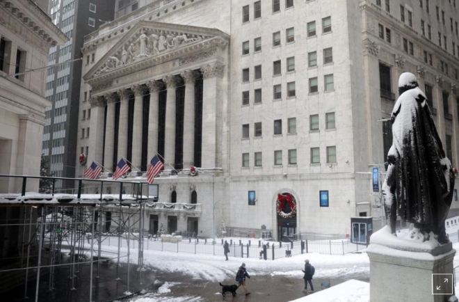 2020년 12월 17일 미국 뉴욕시 맨해튼의 금융지구에 눈이 내릴 때 뉴욕증권거래소(NYSE) 건물 모습.                 사진=로이터 