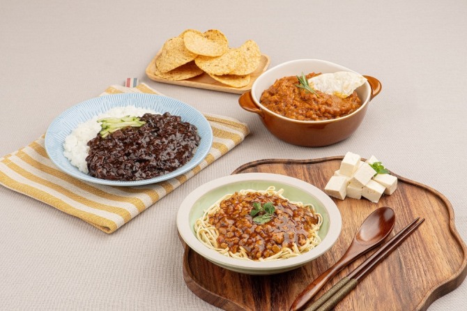 풀무원의 두부크럼블 덮밥소스를 밥, 면 등에 얹어 완성한 메뉴의 모습. 사진=풀무원식품