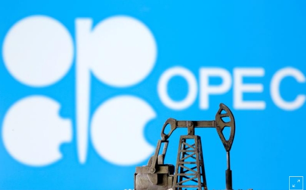 OPEC 로고와 석유 펌프잭 모형물 합성사진=로이터